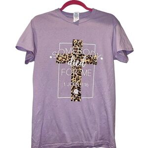 Lilac Short Sleeve Tee with Leopard Cross Graphic “somebody died for me” szSmall